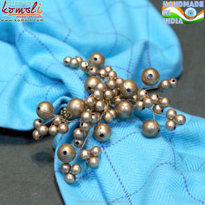 Anneaux de serviette en métal perlé faits à la main d'Inde Décor de table élégant par Universe of Beads pour les repas, les mariages et les événements spéciaux - Product Image 4