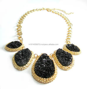 Collar con Colgante de Cuarzo Ágata Drusa con Recubrimiento de Titanio de Alta Calidad, Dorado y Elegante para Regalo de Boda, Compromiso, Aniversario o Fiesta - Product Image 1