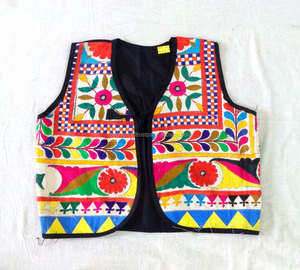 Chaleco Bordado Kutch sin Mangas, Transpirable, Talla Grande, Bordado a Mano en India, Estilo Tribal Gitano Vintage - Product Image 1