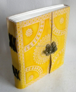 Atractivo tamaño B5 diario de cuero genuino amarillo diseño en relieve hecho a mano con cerradura uso profesional personal regalo escolar en caja - Product Image 2