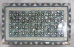 กล่องเครื่องประดับไม้ทรงบอมเบย์แบบอียิปต์ ประดับด้วยโมเสกมุกสวยงาม รุ่น ZAHEREEN J45 - Product Image 2