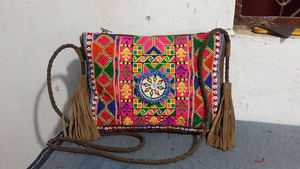 Sac bandoulière pour femme en cuir brodé à motif paysager, artisanat traditionnel indien Banjara - Product Image 2