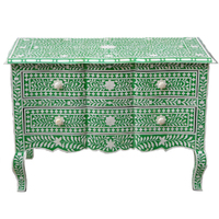 Commode à tiroirs de style français avec pieds incurvés et incrustations en os vert