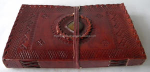 Diario de cuero hecho a mano clásico Diseño en relieve vintage Cierre de correa Tapa dura para uso personal y profesional de cuero de viaje - Product Image 4