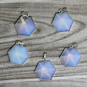 จี้หินโอปอลิททรงหกเหลี่ยม เครื่องประดับชั้นดี พร้อมกรอบเงินแท้ชุบโรเดียม/ทอง - Product Image 4