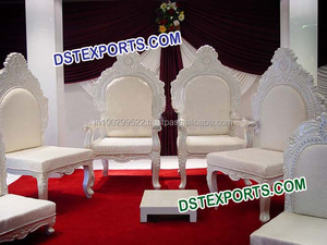 Ensemble de chaises de mariage Bollywood élégantes, magnifiques chaises de Mandap hindoues avec sculptures dorées pour les mariages en Californie - Product Image 2
