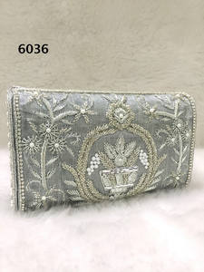 Pochette élégante en velours pour femmes par Anshul Bijoux - Product Image 1
