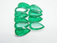 Émeraude verte de laboratoire, doublet de quartz hydro, taille poire, avec traitement de cirage/huile.