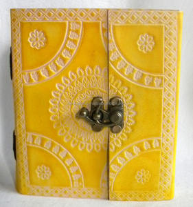 Attrayant B5 Taille Jaune Journal En Cuir Véritable Conception En Relief À La Main Avec Serrure Utilisation Professionnelle Personnelle École Cadeau En Boîte - Product Image 1