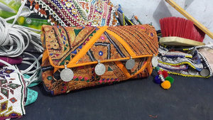 KAMARVY Porte-monnaie en tissu de coton brodé à la main traditionnel Banjara, pochette pour femme - Product Image 2