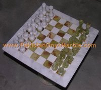 Échecs en marbre Onyx de qualité fine Figures sculptées Pierre naturelle Décoration de la maison Technique polie Modèle de style d'amour