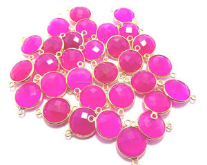 Connecteur personnalisé en argent sterling 925 plaqué or 18 carats avec chalcédoine rose vif facettée ronde sertie clos, style bohème, pierre de naissance - Product Image 1