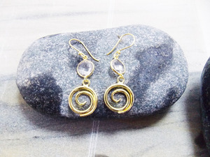 Piedra preciosa de cuarzo transparente con forma redonda chapada en oro Hermosa joyería designable Pendiente de aro colgante - Product Image 2