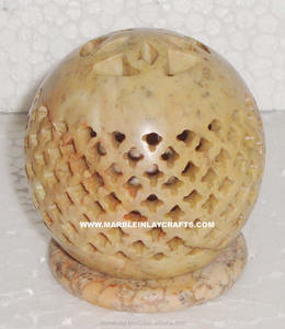 Porte-bougie rond en pierre de savon naturelle artisanale avec motif floral pour cadeaux - Product Image 1