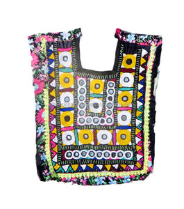 Empiècement de cou banjara indien vintage fait à la main avec broderie et travail en miroir - Product Image 4