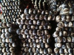 Mantel individual de bola de fieltro ecológico hecho a mano, diseño minimalista, posavasos de lana de varios tamaños - Product Image 2