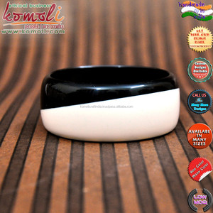 Bracelet jonc en résine acrylique noir et blanc, bijoux fantaisie - Product Image 2