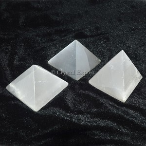 Selenite ปิรามิดแกะสลักฮวงจุ้ยและความรักสไตล์อาเกตพลอยปิรามิดด้วยเทคนิคการแกะสลัก - Product Image 1
