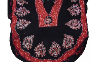 Vestido Boho de Algodón Bordado con Cuello en V, Sin Mangas, Corte Holgado, Largo Midi, Rojo y Negro, Patrón Geométrico, Volantes Hechos a Mano en el Dobladillo - Product Image 4