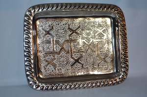 Plateau en métal argenté marocain traditionnel fait à la main pour les services à thé et la vaisselle - Product Image 2