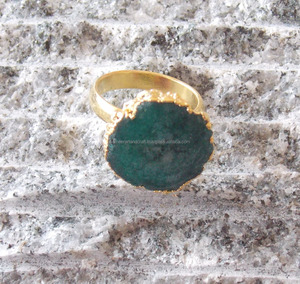 หินอัญมณีเคลือบดรูซี่สีเขียวธรรมชาติพร้อมชุบทองทำด้วยมือรูปทรงธรรมชาติของขวัญทันสมัยสำหรับแหวนของเธอ - Product Image 2