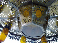 Lustre décoratif marocain en fer forgé grand format Zahereen BR383 Égypte, à économie d'énergie, avec inserts en verre ambré soufflé à la main, applique murale antique