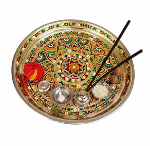 PLACA DECORATIVA MEENAKARI DE ACERO INOXIDABLE DISEÑADA POR CORAZÓN/PUJA DE MEENA CON 4 VASOS (12 "X 12" X 0,75 "PULGADAS) - Product Image 2