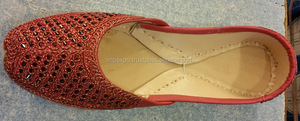 Dernières chaussures Khussa pour femmes avec design perlé fantaisie pour l'été et le printemps - Product Image 5