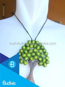 Collier avec motif d'arbre en perles de bois de Bali - Product Image 3
