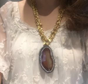 Collier ras du cou en or plaqué 22 carats avec chaîne croisée et pierre d'agate turque pour mariage et soirée - Product Image 1