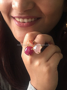 Cabujón de cuarzo rosa con forma de mariposa con rubí y ágata Anillo ajustable de declaración de aleación de tres piedras - Product Image 3