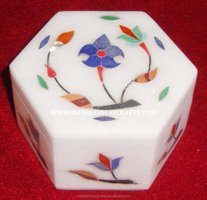 Caja con incrustaciones de piedra blanca, alta calidad - Product Image 1