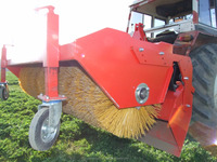 Balayeuse routière montée sur tracteur Sayginlar rouge, neuve, avec balai latéral en plastique, capacité de 205 cm, seau efficace, CE ISO, résistante à l'eau