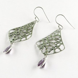 Beauté intemporelle ! Boucles d'oreilles Jali Drop en améthyste violette, argent sterling 925, bijoux Shri Ashapura, style bohème, Christian Third Party - Product Image 4