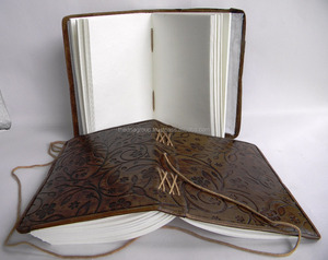 Agenda en cuir véritable vintage fait à la main avec un motif de feuille en relief, organiseur rechargeable, carnet avec plusieurs options de papier - Product Image 3