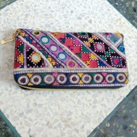 Tas Gaya Potli dari Kain Banjara Vintage yang Berwarna-warni