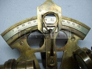 Instrument nautique sextant en laiton antique pour la navigation avec boîte en bois Vintage Marine Supply pour les collectionneurs - Product Image 2