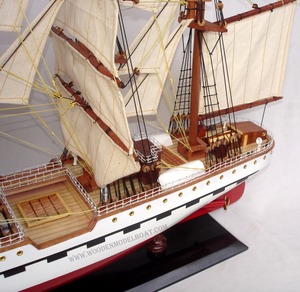 Maqueta de Barco de Madera Pintada a Mano Estilo Náutico Modelo Francee II - Product Image 2