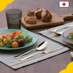 各种类型和颜色的勺子叉子刀不锈钢餐具特殊场合