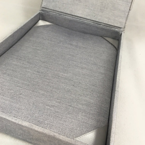 Carte d'invitation en argent sterling avec broche en croix en strass, pour Communion - Product Image 2