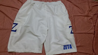 Shorts de softball personnalisés blancs avec logos de différentes couleurs