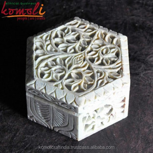 Boîte à bijoux en pierre de savon sculptée et peinte à la main - Product Image 5