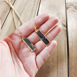 Délicat Irisé Or Labradorite Drop Bar Pendentif Bohème Fine Jewelry avec Symbolisme Religieux Chrétien - Product Image 1