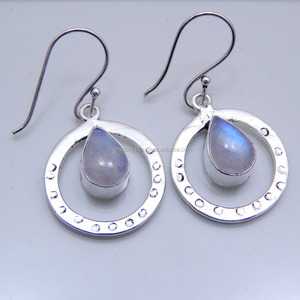 Pendientes Huggie de piedra lunar arcoíris adorables de Plata de Ley 925 para mujer, joyería de piedras preciosas naturales con clase para regalo de fiesta de boda - Product Image 1