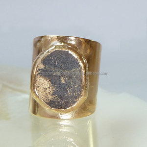 พลอยไพไรต์ทรงเรขาคณิต แหวนเงินสเตอร์ลิงชุบโรเดียม ปรับขนาดได้ วงกว้าง สไตล์โบฮีเมียน ประดับเพชรแบบ Pave เหมาะสำหรับงานแต่งงาน งานปาร์ตี้ และแฟชั่น - Product Image 3