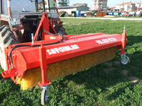 Balayeuse routière montée sur tracteur Sayginlar rouge, neuve, avec balai latéral en plastique, capacité de 205 cm, seau efficace, CE ISO, résistante à l'eau