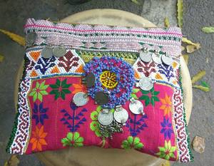 Bolso Banjara de Hombro para Mujer, Hecho a Mano en India, de Guru Kirpa Export House, para Salidas Nocturnas y Compras, Bolsos Vintage de Lujo Personalizados para Damas - Product Image 1