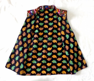 เสื้อแจ็คเก็ตปักมือแบบกูจาราตี - เสื้อแจ็คเก็ตผ้าฝ้ายปักมือสำหรับผู้ชาย - เสื้อโคติสำหรับงานนาวราตรี - เสื้อกั๊กผู้ชาย - เสื้อโค้ท - Product Image 3