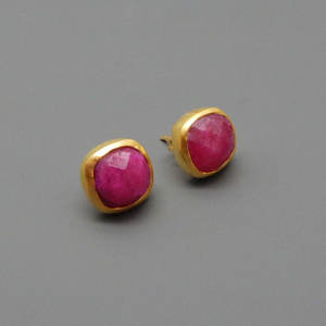 Pendientes de Plata de Ley 925 con Gema de Rubí Teñido, Regalo de Compromiso o Boda - Product Image 5