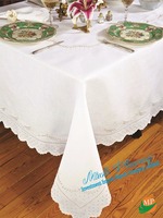 Nappe de table artisanale moderne en coton et lin, motif végétal complexe, broderie rouge personnalisable, design de luxe vietnamien, durable